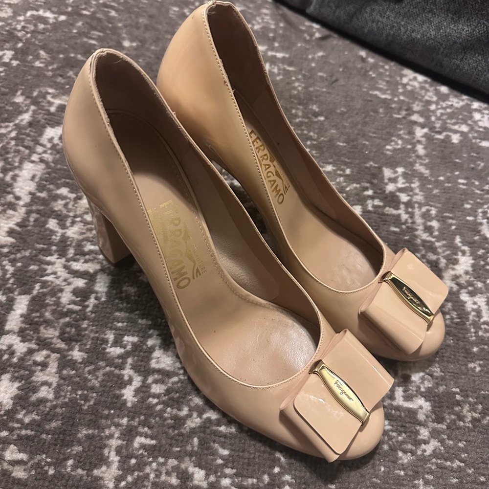 SALVATORE FERRAGAMO

Patent leather heels